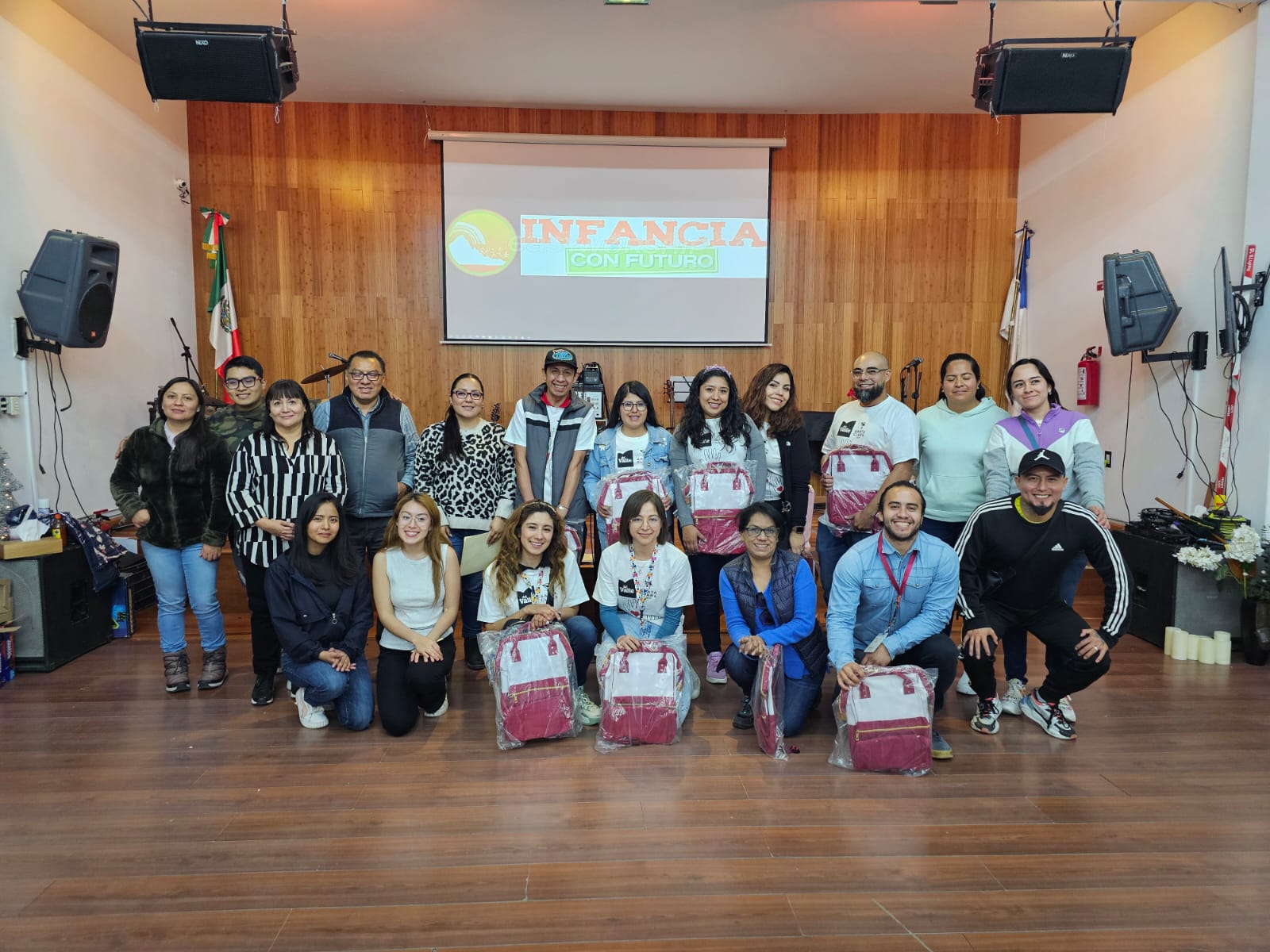 Entrega Junta de Asistencia Privada del EdoMéx juguetes a niñas y niños de escasos recursos en Nezahualcóyotl