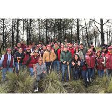 Juan Carlos González Romero, secretario de Bienestar, junto a su equipo de trabajo en la primera reforestación estatal “Árboles para el mañana” en el Nevado de Toluca.