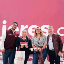 Juan Carlos González Romero, secretario de Bienestar, junto a Adolfo Cerqueda, presidente municipal de Nezahualcóyotl, y beneficiarias del programa Mujeres con Bienestar.
