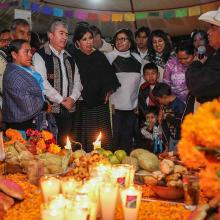 Juan Carlos González Romero, secretario de Bienestar en la inauguración de ofrendas alusivas del Día de Muertos.