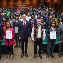 El secretario de Bienestar, Juan Carlos González Romero, en la entrega de simbólica de becas, apoyos y estímulos a la comunidad estudiantil de la Universidad Autónoma del Estado de México. 