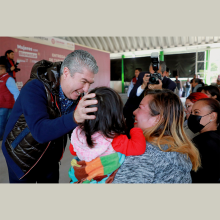 El secretario de Bienestar, Juan Carlos González Romero, en la entrega de tarjetas del programa Mujeres con Bienestar en Los Reyes La Paz.