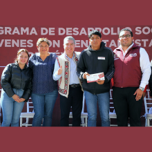 Juan Carlos González Romero, secretario de Bienestar, entregó mil 751 tarjetas del programa Mujeres con Bienestar y mil de Jóvenes con Bienestar en Valle de Bravo.